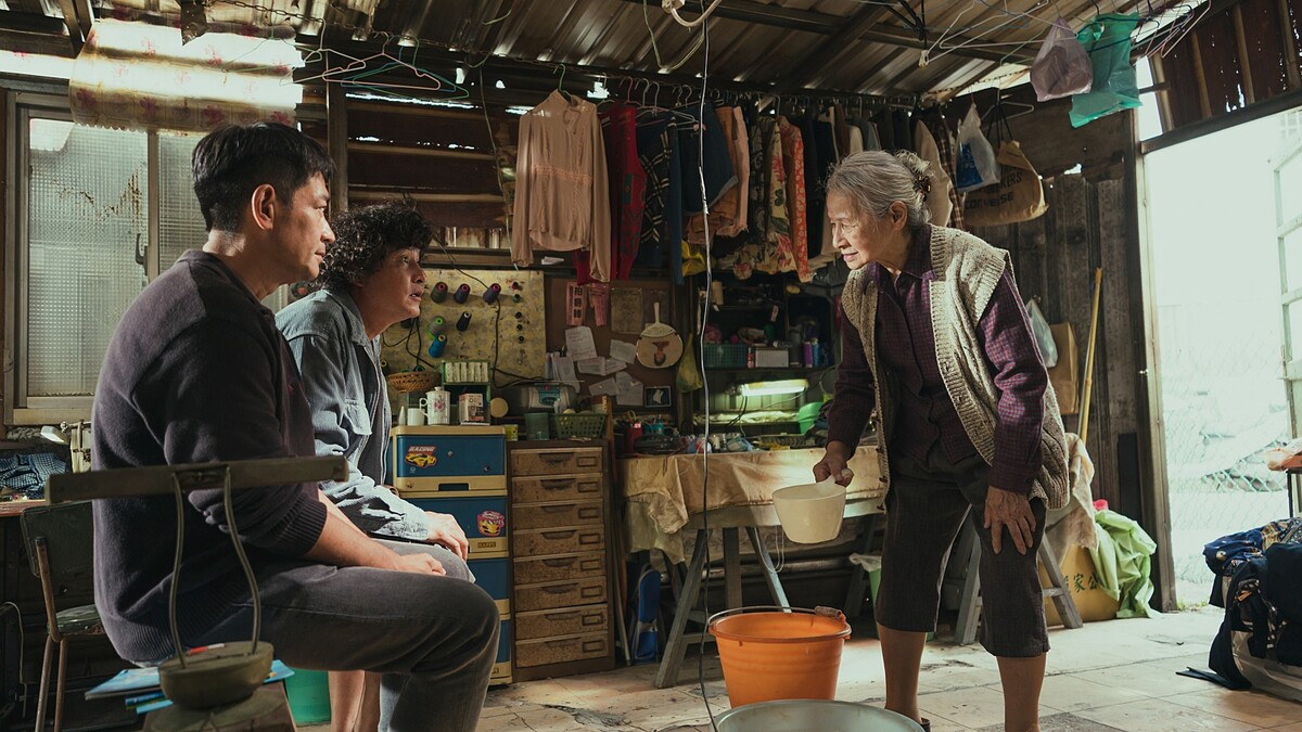 《做工的人 電影版》片中低收入戶祖孫的舊屋,也是由劇組美術組搭建而成的,相當逼真。