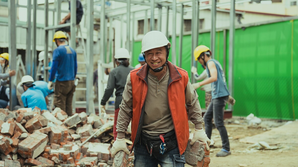 《做工的人 電影版》在一天之內蓋起搭起新的鐵皮屋,讓一同上工參與整個過程的游安順直呼「不可能的任務」。