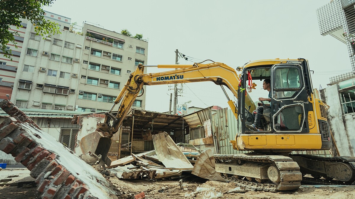 薛仕凌在《做工的人 電影版》開著怪手,負責拆除舊屋的重責大任,直呼壓力很大。