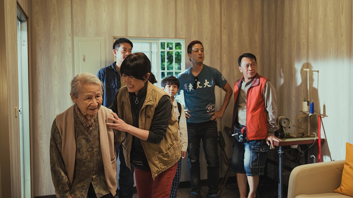 李銘順在《做工的人 電影版》片中號召一群工人好友組成義工團,齊心協力幫助生活困頓的老人家完成老屋重建,暖舉令觀眾熱淚盈眶。