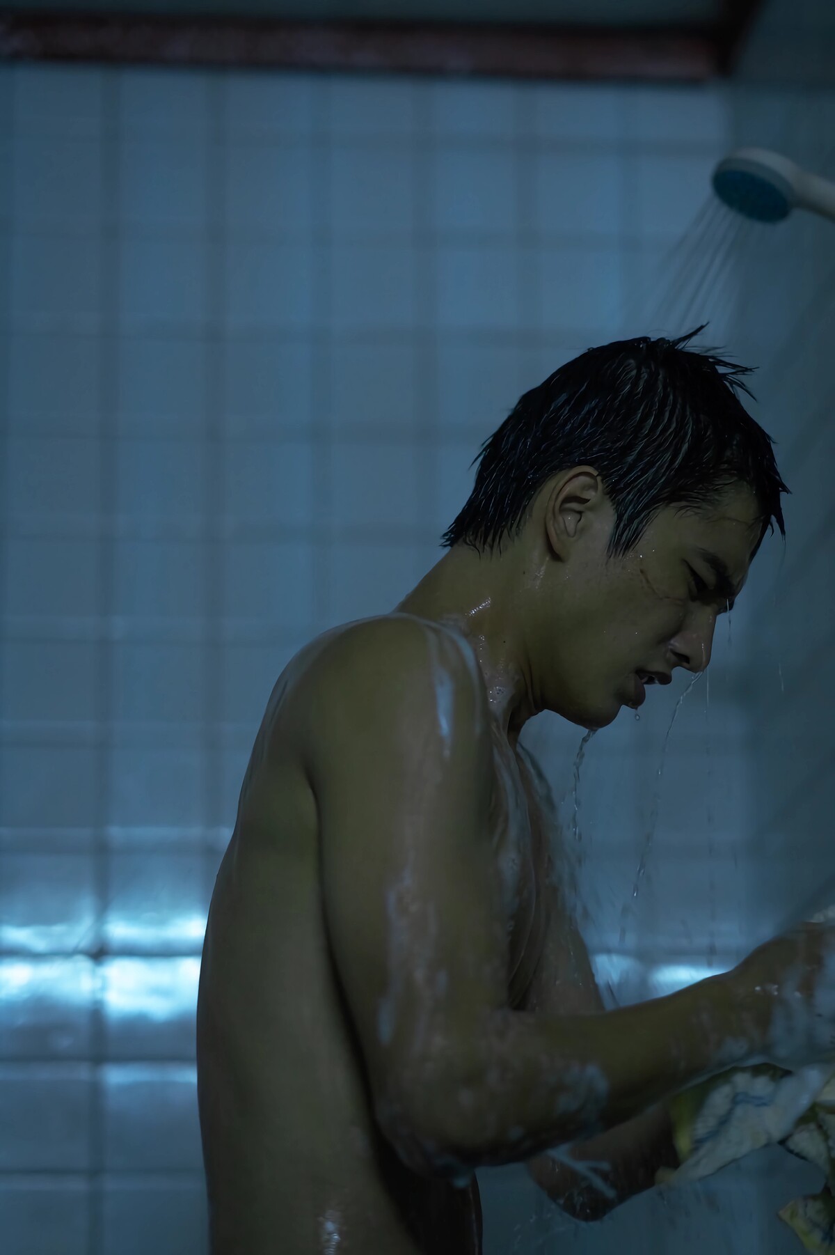 護理師安泰河每一次卸下多層防護衣後，都會立刻顫抖地沖洗身體