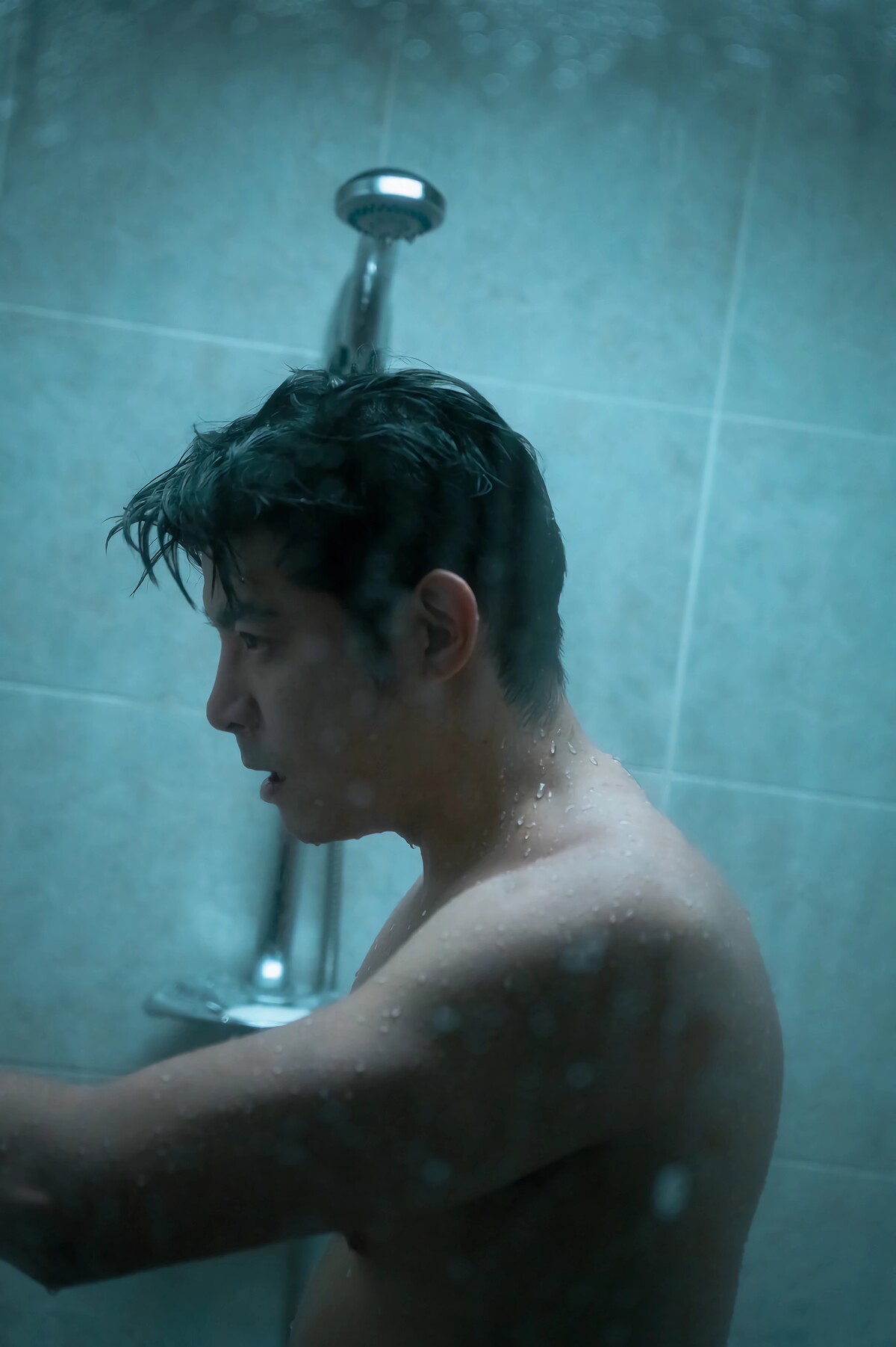 飾演夏正醫師的王柏傑欲清除身上所有可能接觸到病毒的皮膚，連背部及肩膀都刷出許多瘀血抓痕