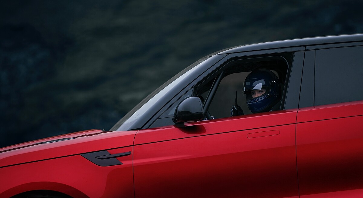 007系列電影官方特技駕駛 Jessica Hawkins 駕車征服冰島的大壩。