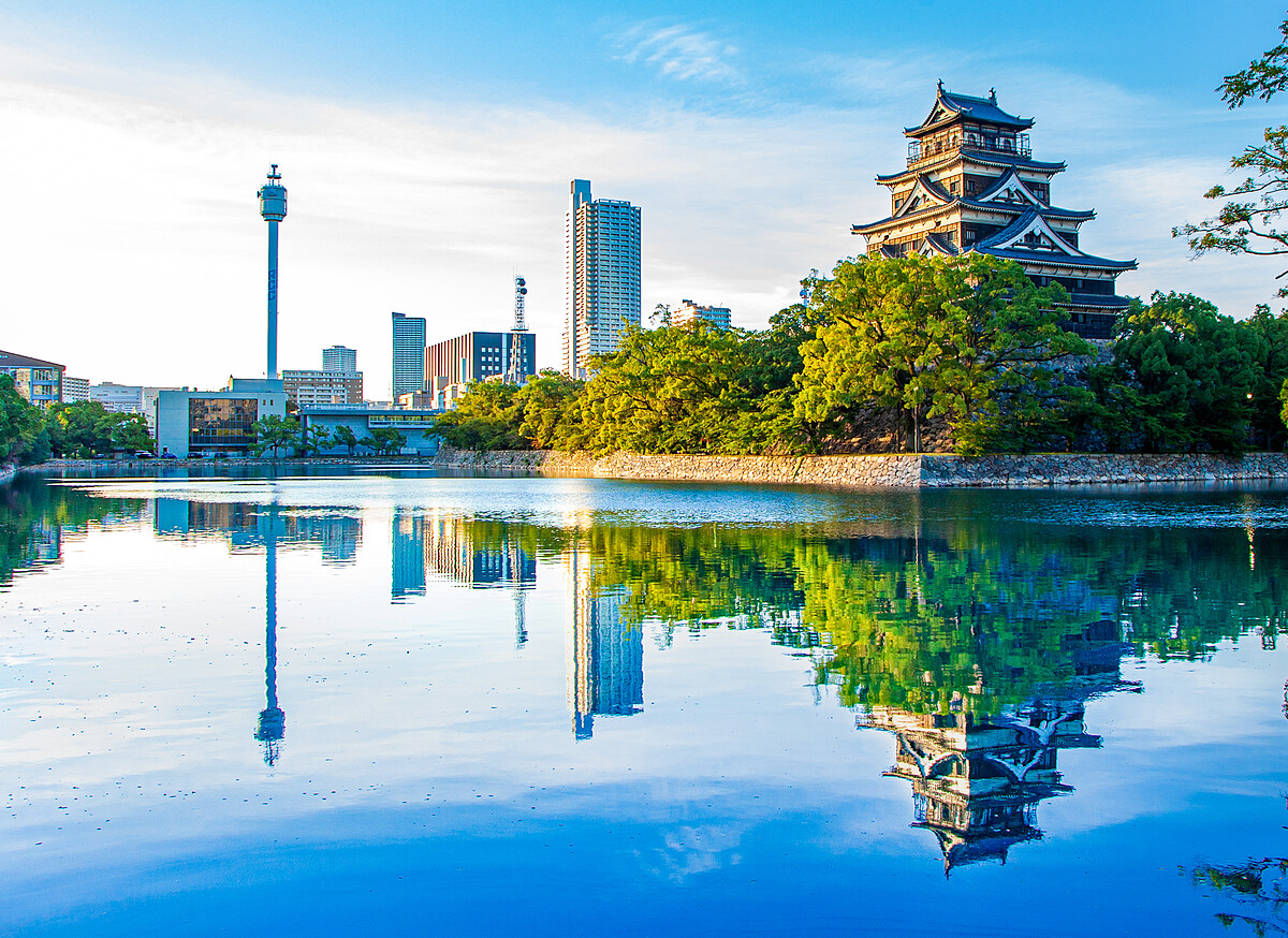 ▲ 靜無波紋的護城河，倒映出另一座廣島城，營造出有如仙境般清幽靜謐的氛圍。