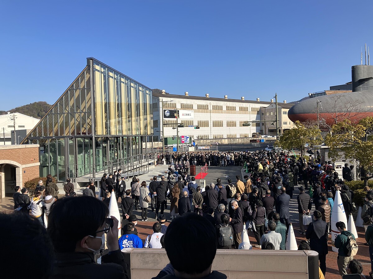 ▲ 與對面的海上自衛隊吳史料館(鐵鯨館)的潛水艇，形成有趣的畫面。