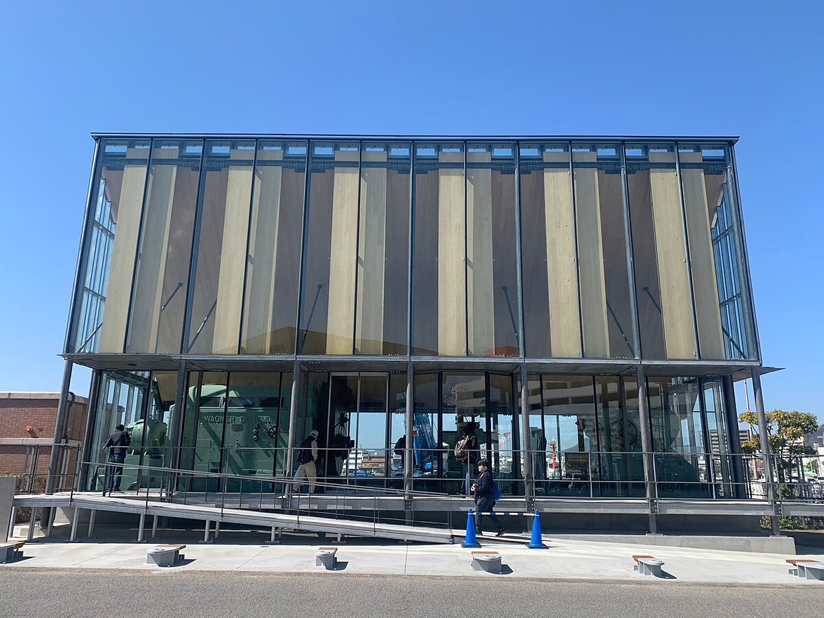 透過玻璃帷幕24小時都能近距離觀賞到迫力滿點的「15299機」大型車床。