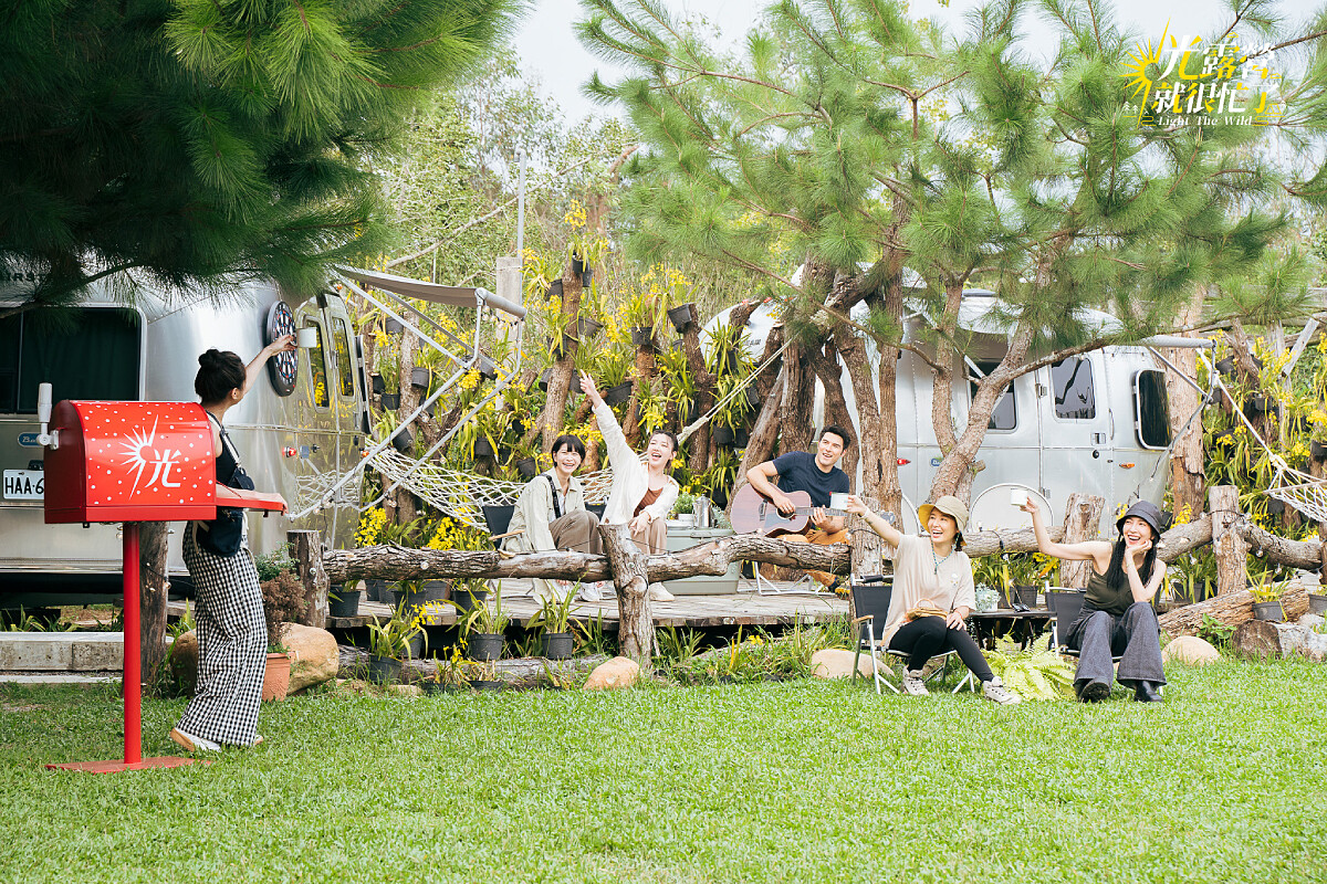 華燈初上後，光小姐們聚集出遊