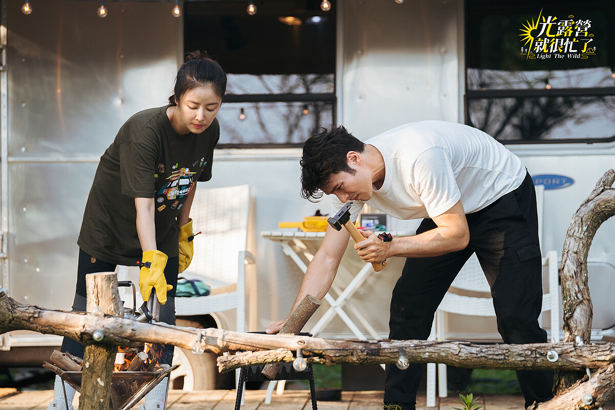 林心如與鳳小岳正在學習砍柴、生火