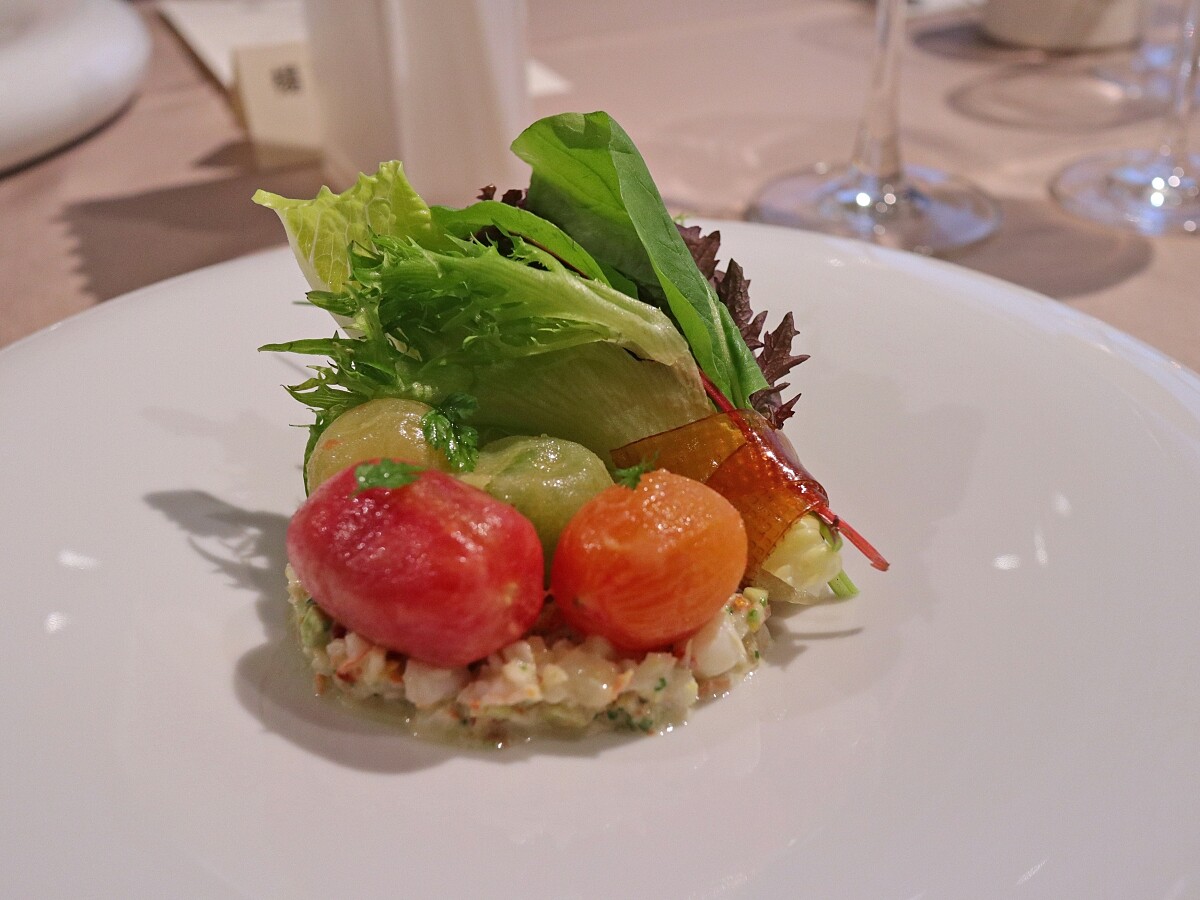 前菜為「五味番茄晶凍、酪梨鮮蝦風乾番茄」。
