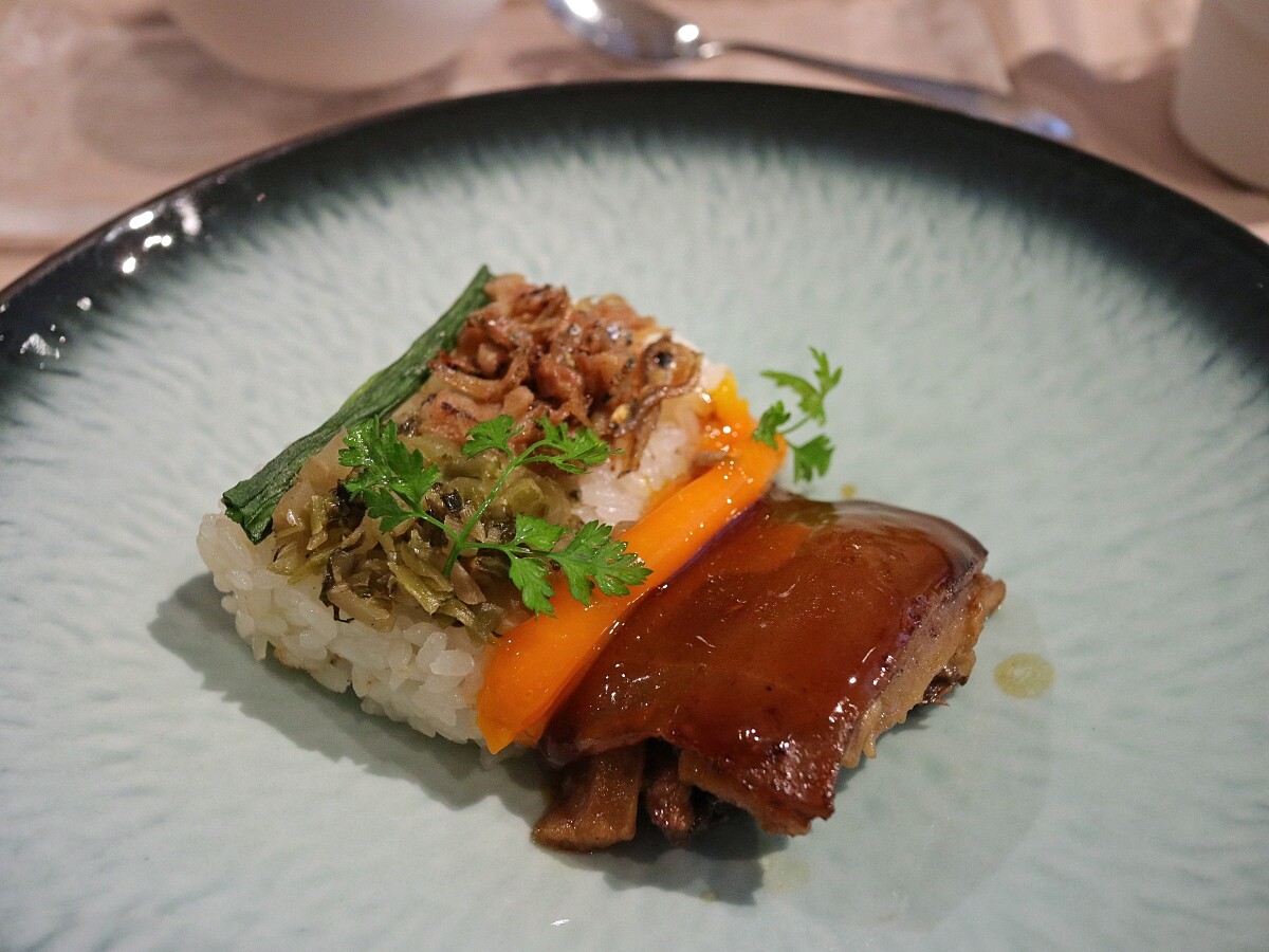 主菜「蛋黃、菜脯小魚、紅燒、豬頰肉」模擬了控肉飯的外貌。
