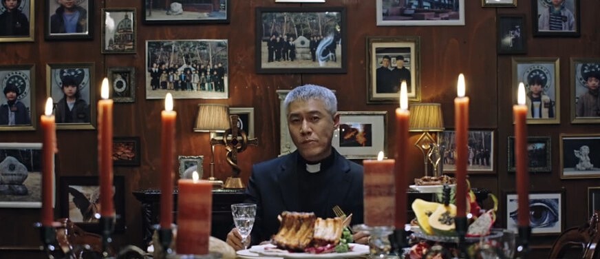 《模範計程車2》主教身後掛滿了孤兒照片，都是他犧牲的冤魂