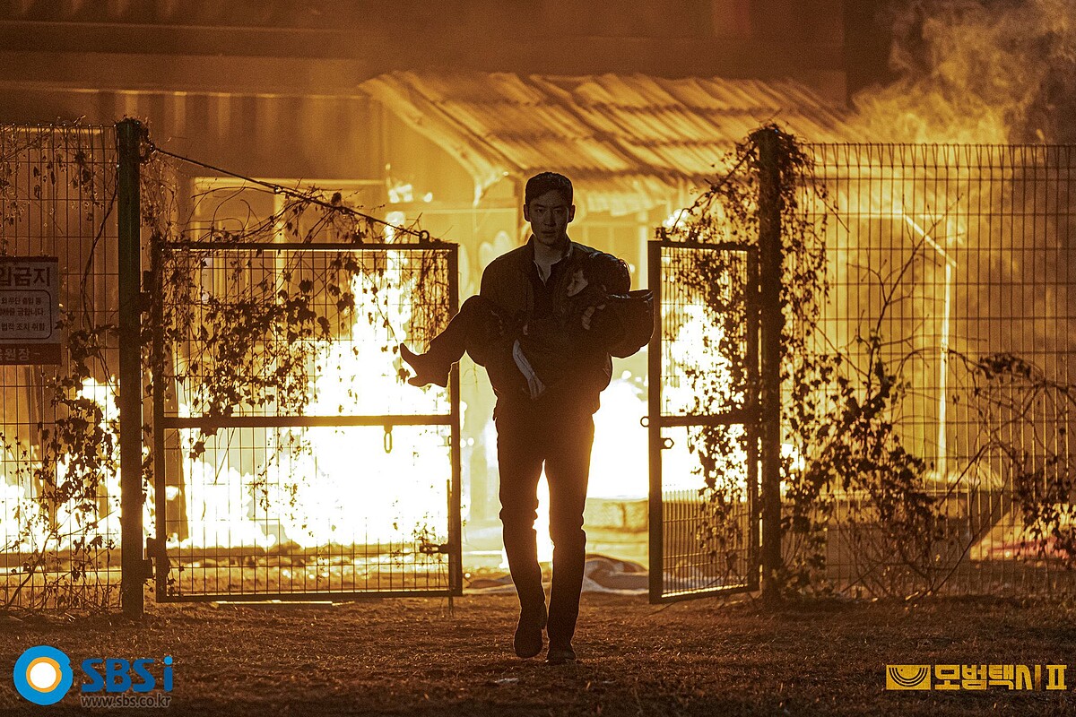 《模範計程車2》金道奇冒死火場營救失蹤兒童