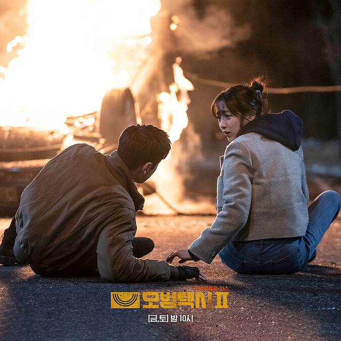 《模範計程車2》金道奇大翻車，爆炸前安高恩及時救出金道奇