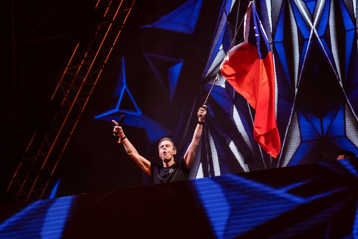 Armin van Buuren揮舞國旗