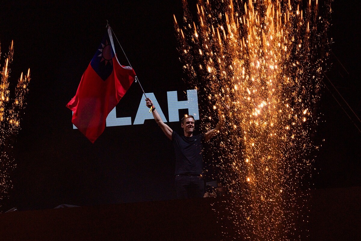 Armin van Buuren揮舞國旗