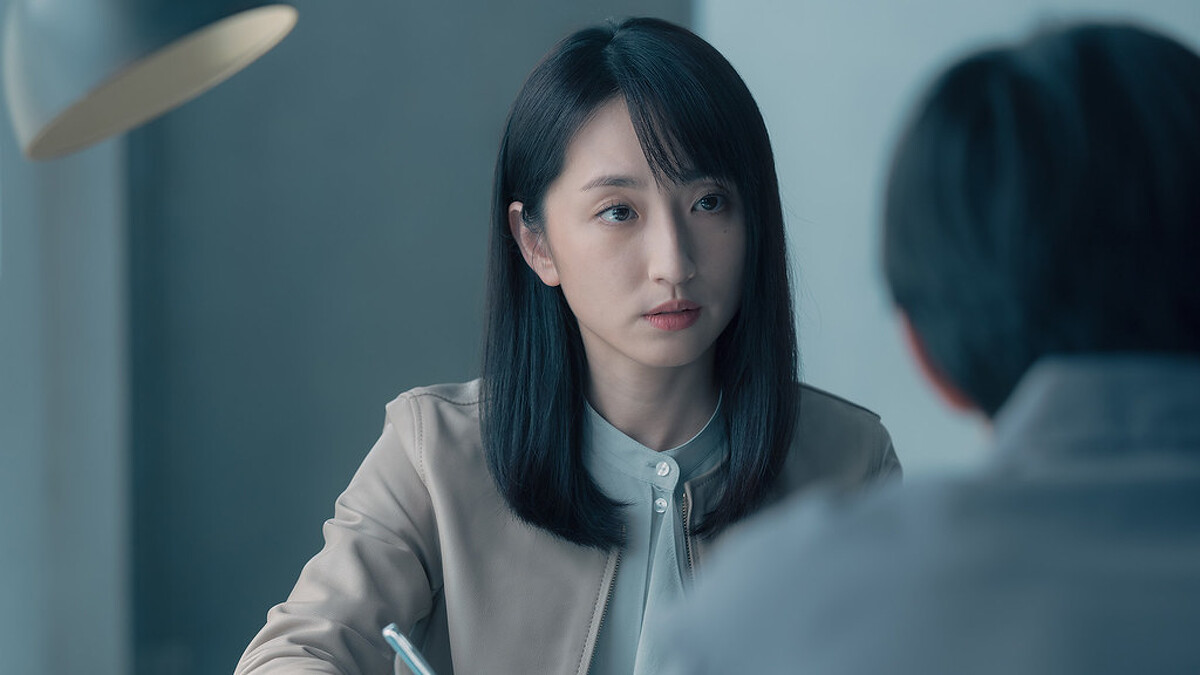 《模仿犯》柯佳嬿飾演臨床心理師胡允慧,即使與郭曉其分手,仍幫他分析犯罪心理