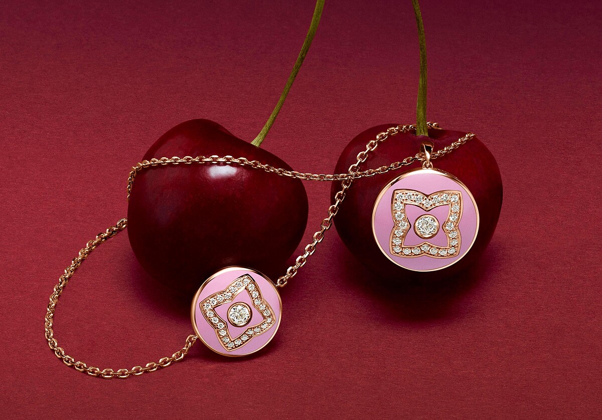 De Beers Enchanted Lotus 18K玫瑰金與粉紅色琺瑯鑽石圓牌項鍊與手鍊。