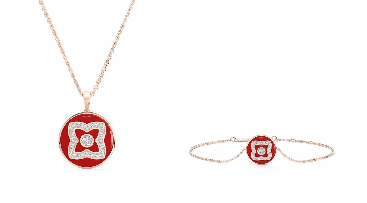 Enchanted Lotus 18K玫瑰金與紅色琺瑯鑽石圓牌項鍊，NT80,000、Enchanted Lotus 18K玫瑰金與紅色琺瑯鑽石圓牌手鍊，NT77,000。