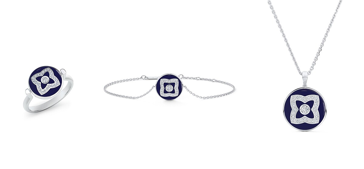 Enchanted Lotus系列18K白金與藍色琺瑯鑽石圓牌戒指，NT$89,000、18K白金與藍色琺瑯鑽石圓牌吊墜手鍊，NT 77,000、18K白金與藍色琺瑯鑽石圓牌吊墜項鍊，NT 80,000。