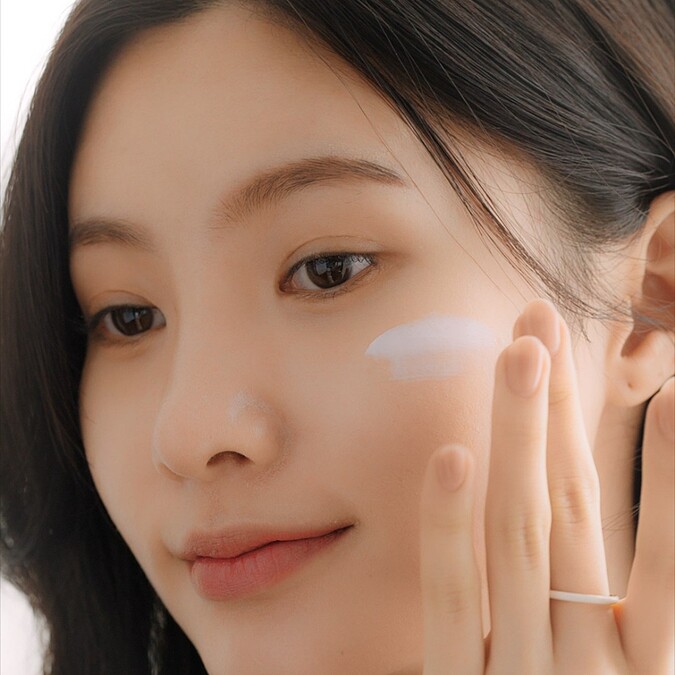 后拱辰享輕盈修護防曬凝乳質地示意。