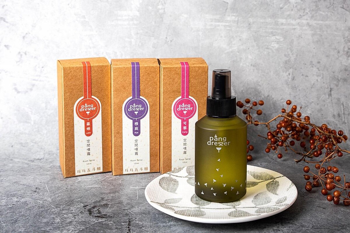 空間噴霧（深邃的中性木質調、清新脫俗的花草調、知性木香與多層次花香）。