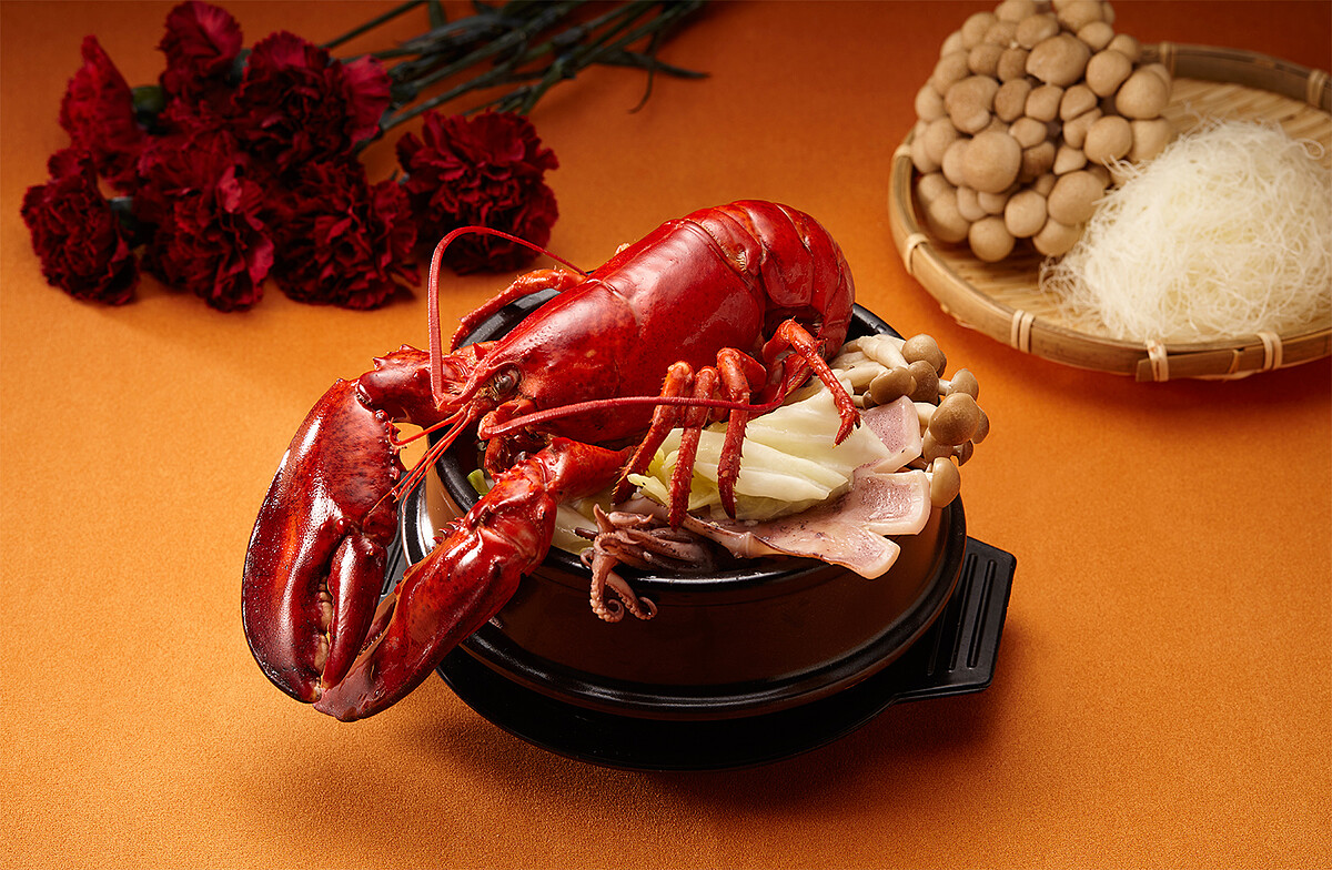 府城小食「台式透抽龍蝦米粉」每份NTD1,560元+10%。