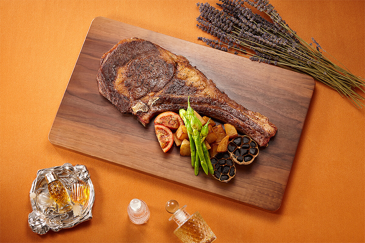 口感如奶油般柔嫩的「美國極黑牛戰斧牛排33oz」每客NTD6,000元+10%，