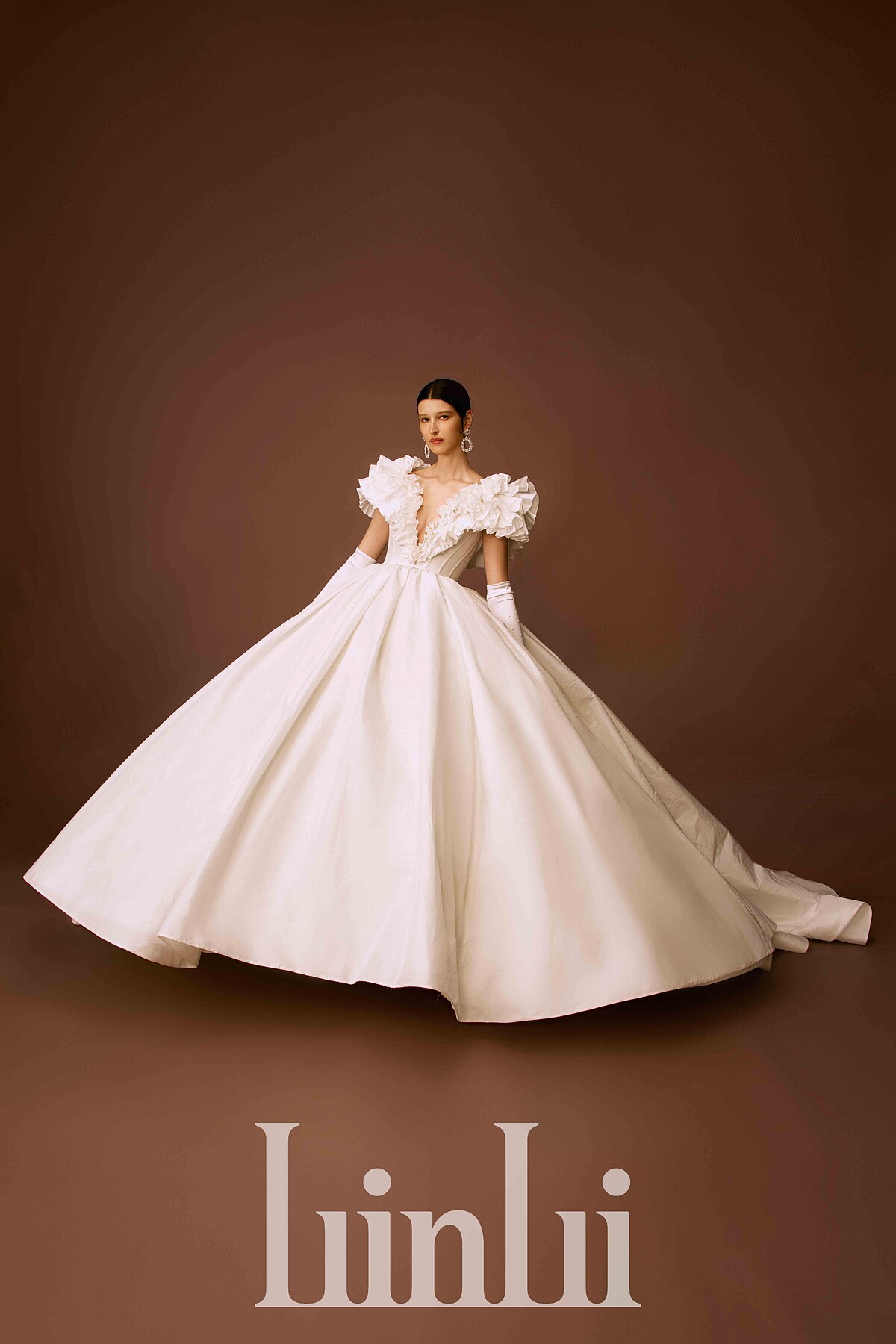 塔夫塔女皇荷葉領飾白紗