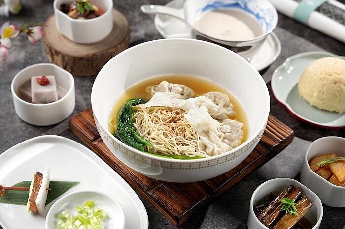 豪華商務艙主菜「蝦籽雲吞撈麵」