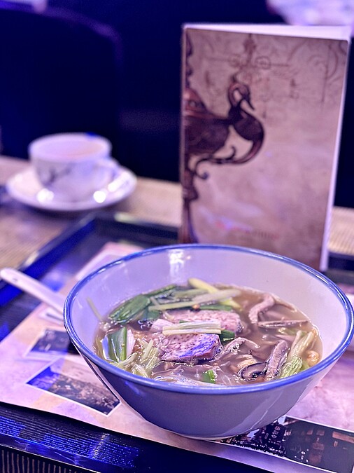 豪華商務艙主菜「芋頭鴨絲米粉」實拍照