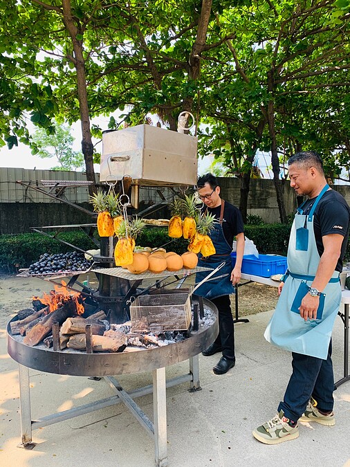 主廚將Akame專用的整座火爐搬來現場。