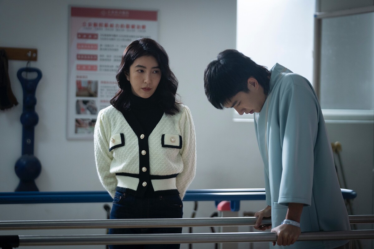 曾敬驊劇中車禍甦醒後在醫院復健時楊謹華為捍衛居住權大喊「以後我們想死就死，不用看別人臉色」，讓隔壁復健師尷尬表示「不要在醫院提那個字」