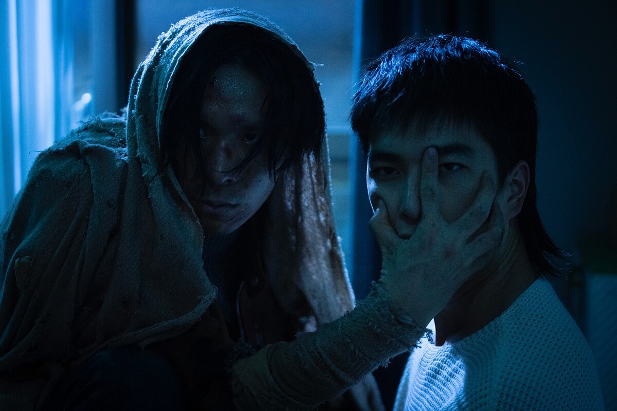 曾敬驊直播曝看劇哭點在姚淳耀 佩服姚拍搞笑情境不笑場 姚坦言喪屍肢體有練過。