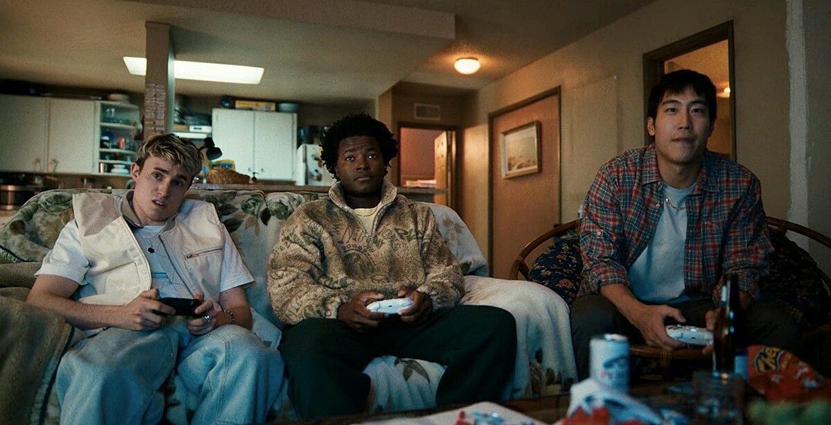 Young Mazino(右)飾演丹尼的弟弟保羅，電玩世代的他對於生活自有一套理論