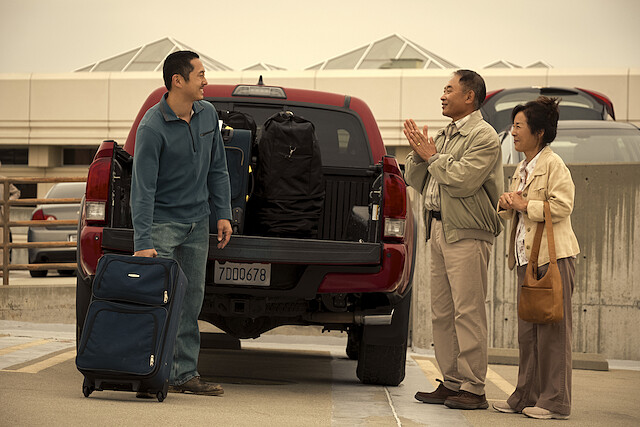 丹尼父母生意失敗後回韓國工作，丹尼不願放棄父母的美國夢，拼命賺錢蓋房接他們回來