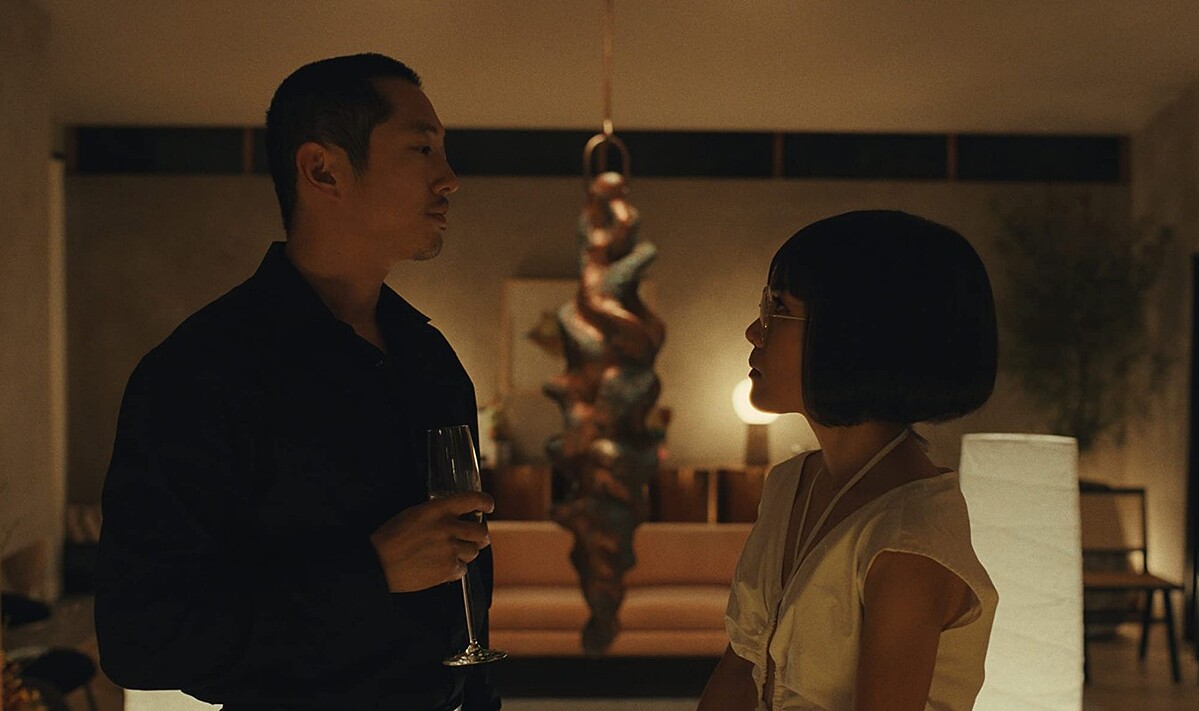 丹尼找愛美諮詢人生，兩人對人生的看法，宛如身後喬治的創作品&rdquo;莫名其妙&rdquo;