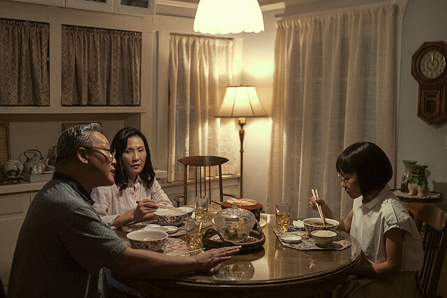 愛美(右)突然回老家想和父母攤牌，但母親阻止別回頭看，要不會崩潰