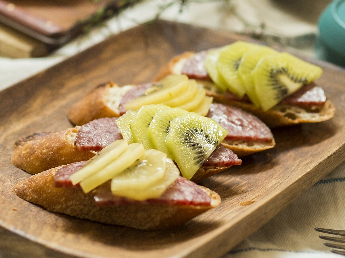 奇異果臘腸普切塔。