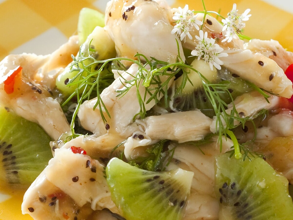 清蒸雞肉佐奇異果辣椒醬。