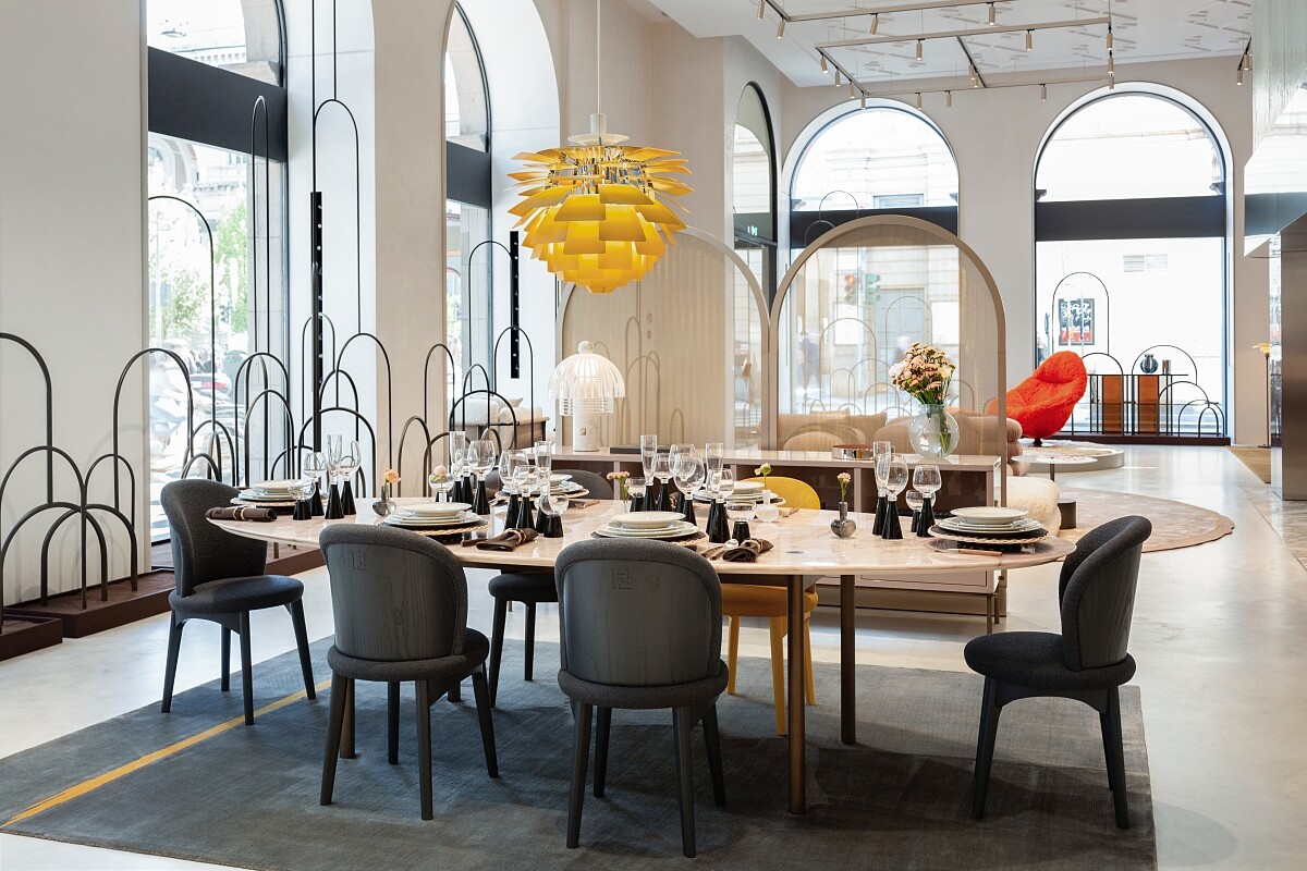 在位於斯卡拉廣場的 FENDI 米蘭精品店中展示這些系列，店中簡約動人的裝飾圍繞著圓形拱門的建築元素，而圓形拱門已成為 FENDI 的經典圖案，象徵著根植於古典主義的當代文化。