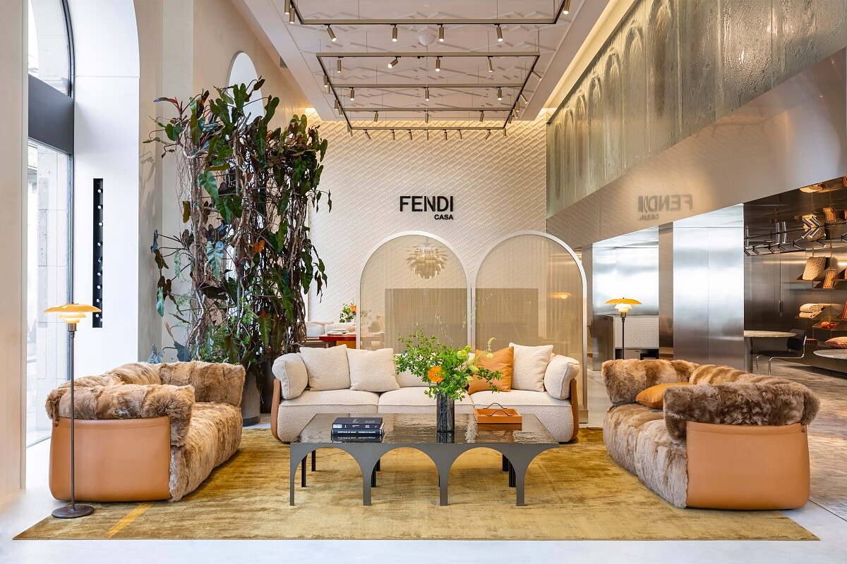 Peekasit 是以同名的 FENDI Peekaboo 包款當成設計靈感來源，柔軟有機形狀的皮革外表底下是用布料或柔軟羊皮包裹的寬大軟墊。座椅上的按鈕（這個細節再次成為設計特徵）突顯出靠背曲線之間的連接點。