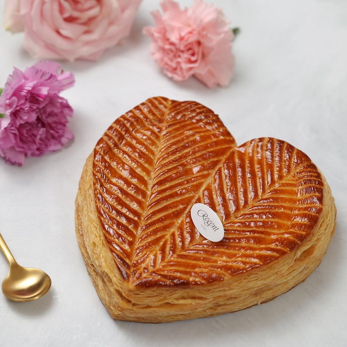 美味的糕點搭配由晶華酒店花房手製的繽紛花禮禮盒，每套售價1,980元。