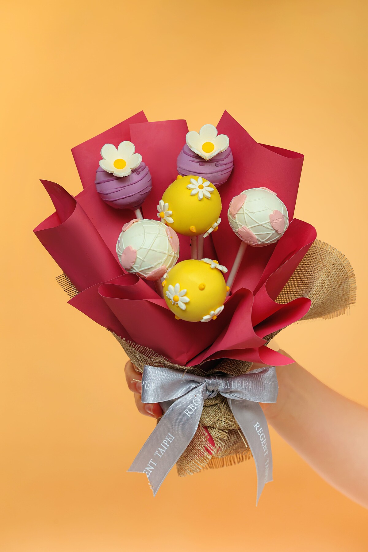 每束含6顆巧克力棒棒糖蛋糕，售價1,280元。