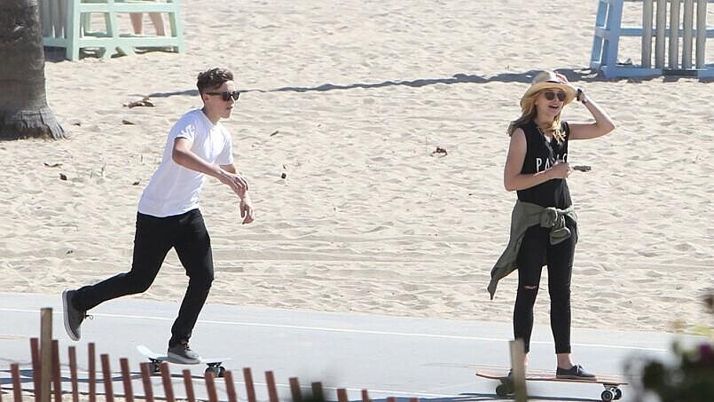 大哥你怎麼看？貝克漢長子布魯克林與超殺女Chloe Moretz搭肩滑板情露餡
