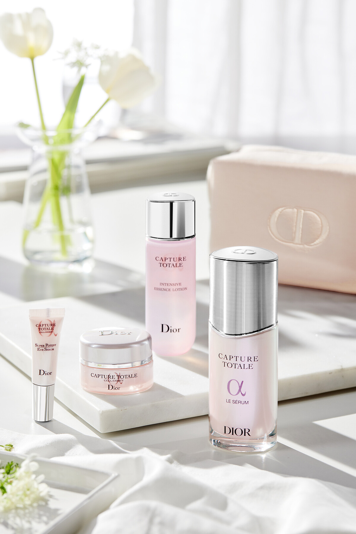 迪奧逆時能量精華50ml+迪奧逆時能量奇肌露50ml+迪奧逆時能量奇肌霜15ml+迪奧逆時能量超彈力亮眼精華5ml+美妍包，NT.6,000。