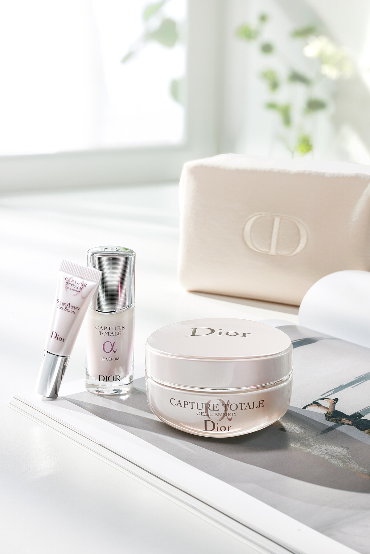 迪奧逆時能量奇肌霜50ml+迪奧逆時能量精華10ml+迪奧逆時能量超彈力亮眼精華5ml+美妍包，NT.4,000。