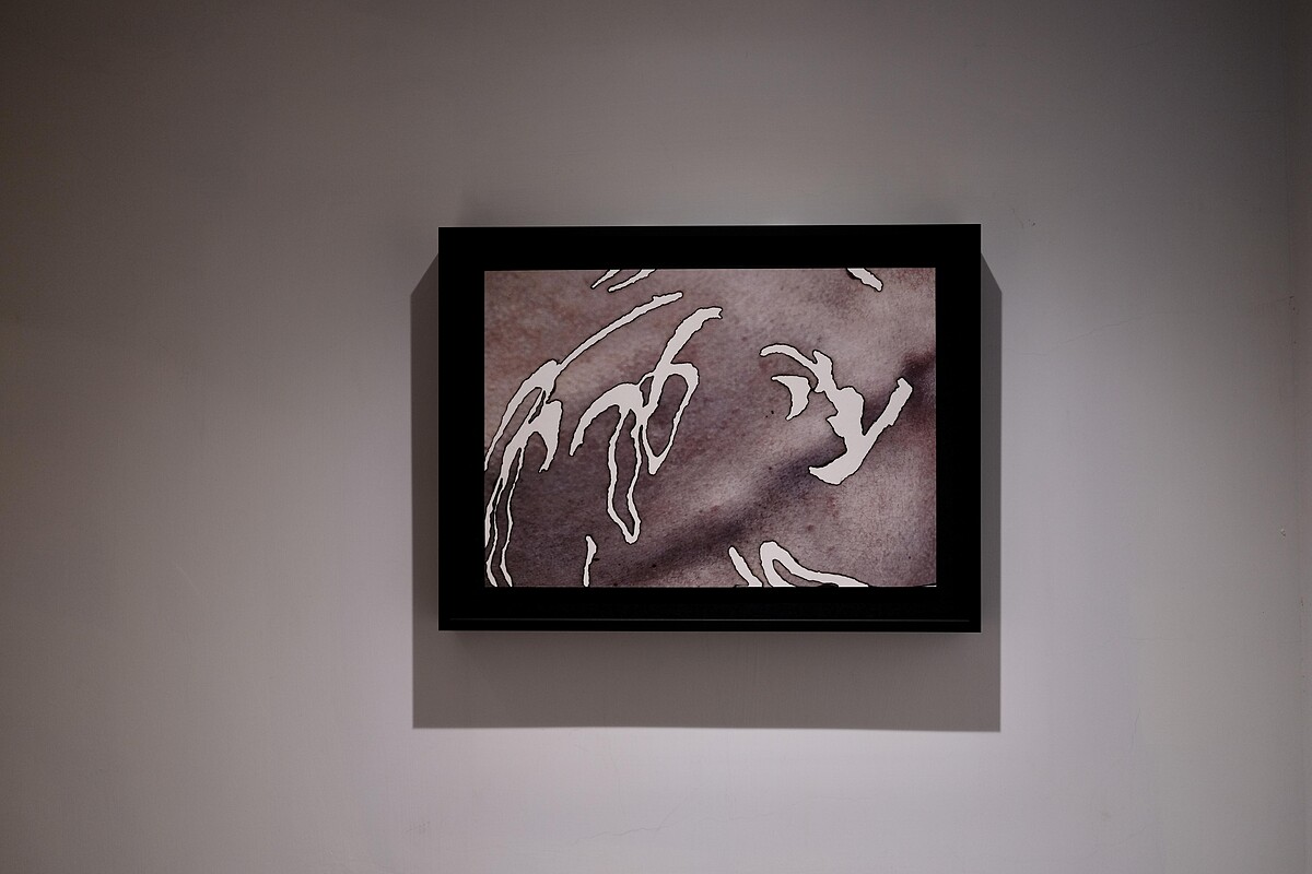 彭千祐作品《痕》，以香燒出曾敬驊在劇中書寫的書法字變形體，底圖為自己的皮膚。