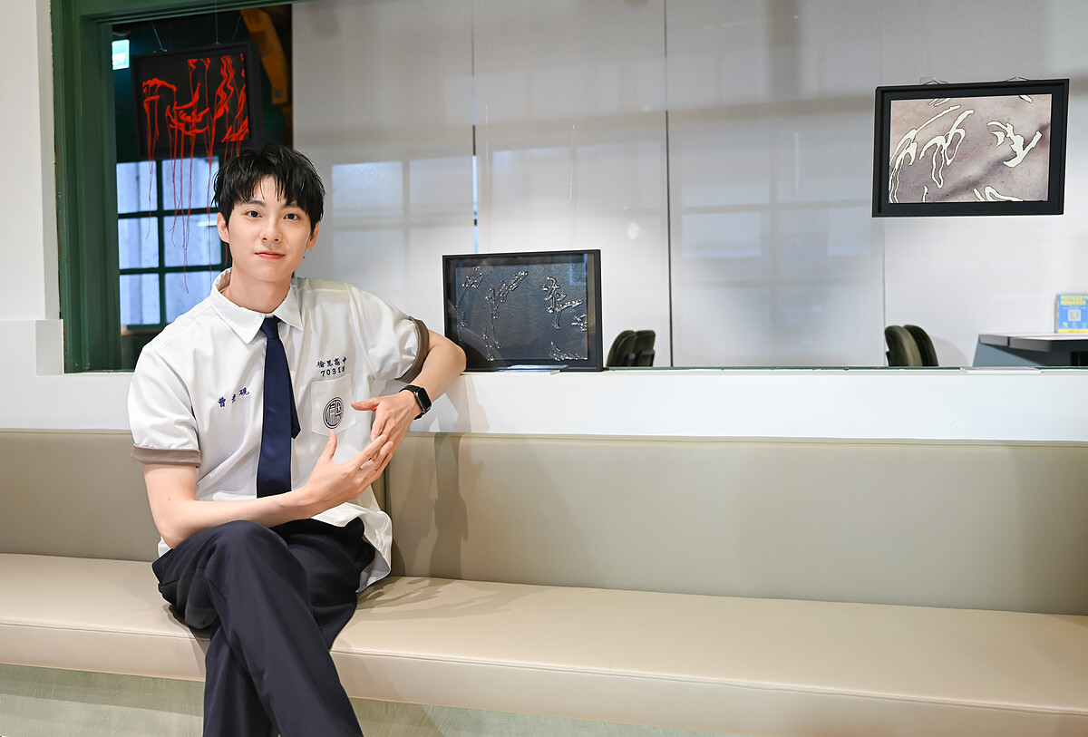 彭千祐也為了特展以影集為題材創作了三幅作品，分別是《牽》、《隱》、《痕》