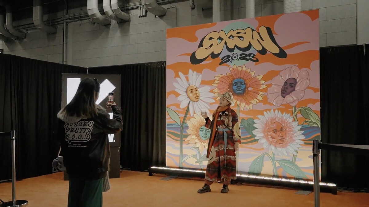 LÜCY開心與 SXSW 背板合照