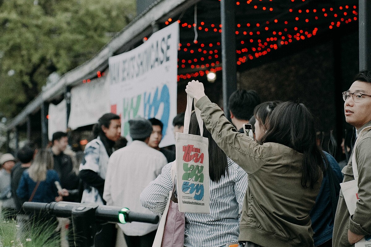 Taiwan Beats Showcase 在現場發放以臺灣特有茄芷袋色調融合注音「ㄊㄨㄅ 」的吸睛主視覺帆布袋